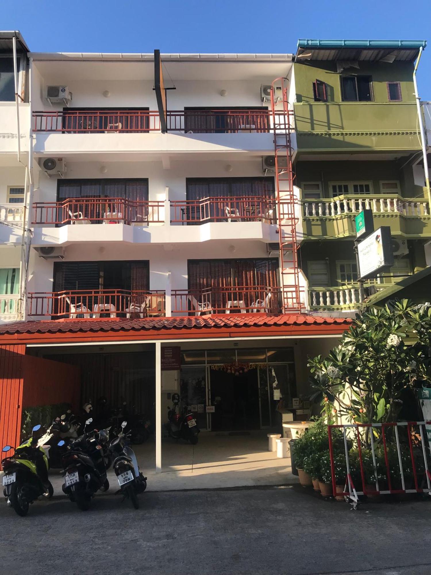 Хостел Benetti House Patong Экстерьер фото