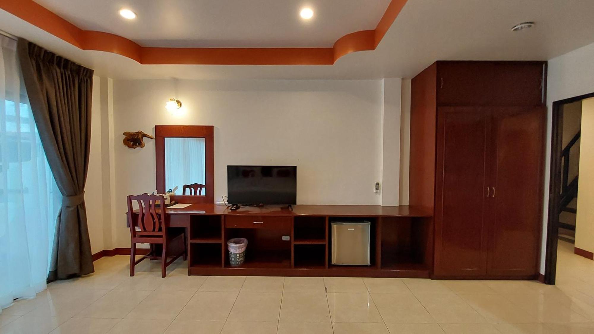 Хостел Benetti House Patong Экстерьер фото