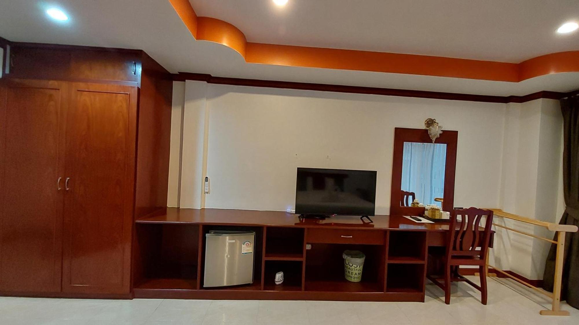 Хостел Benetti House Patong Экстерьер фото