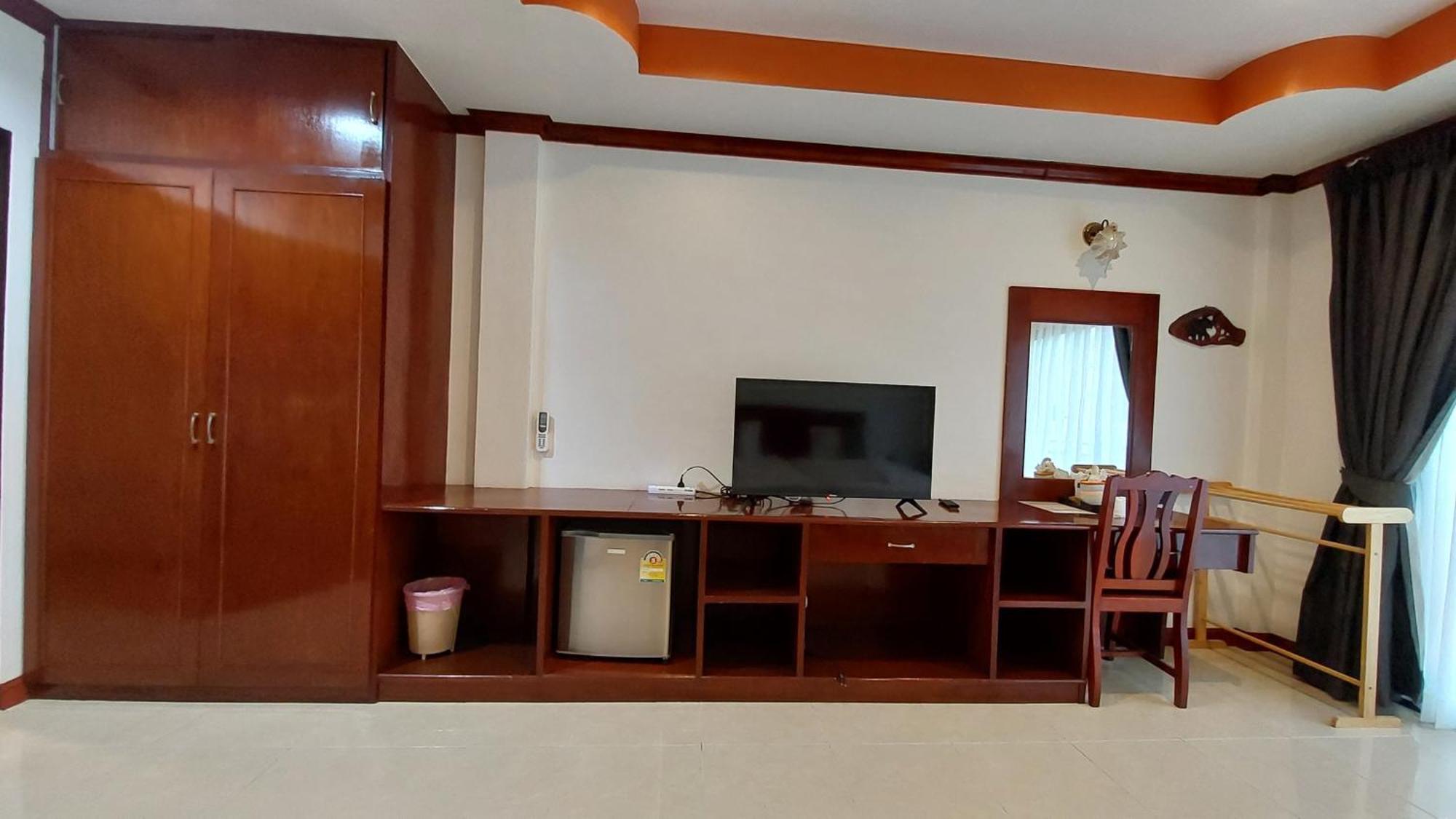 Хостел Benetti House Patong Экстерьер фото