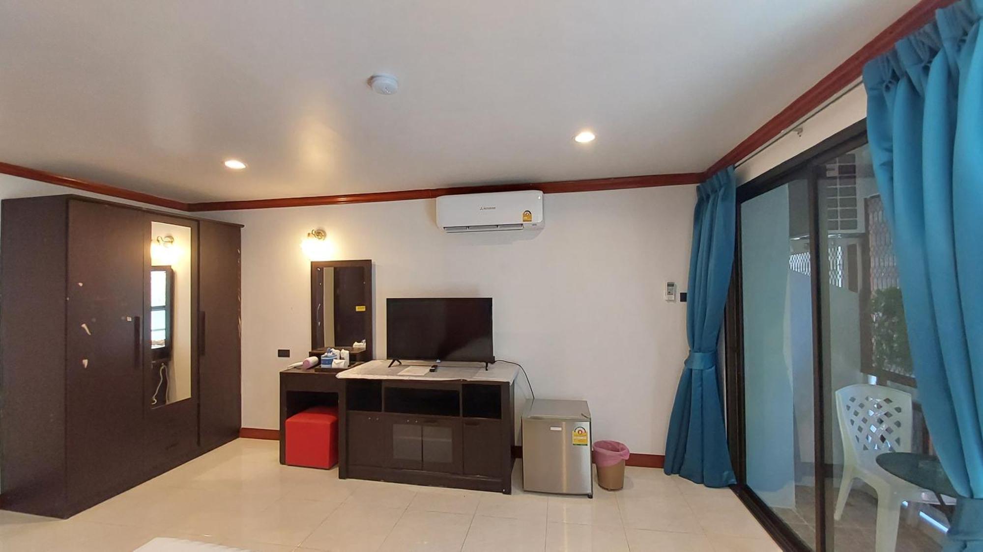 Хостел Benetti House Patong Экстерьер фото