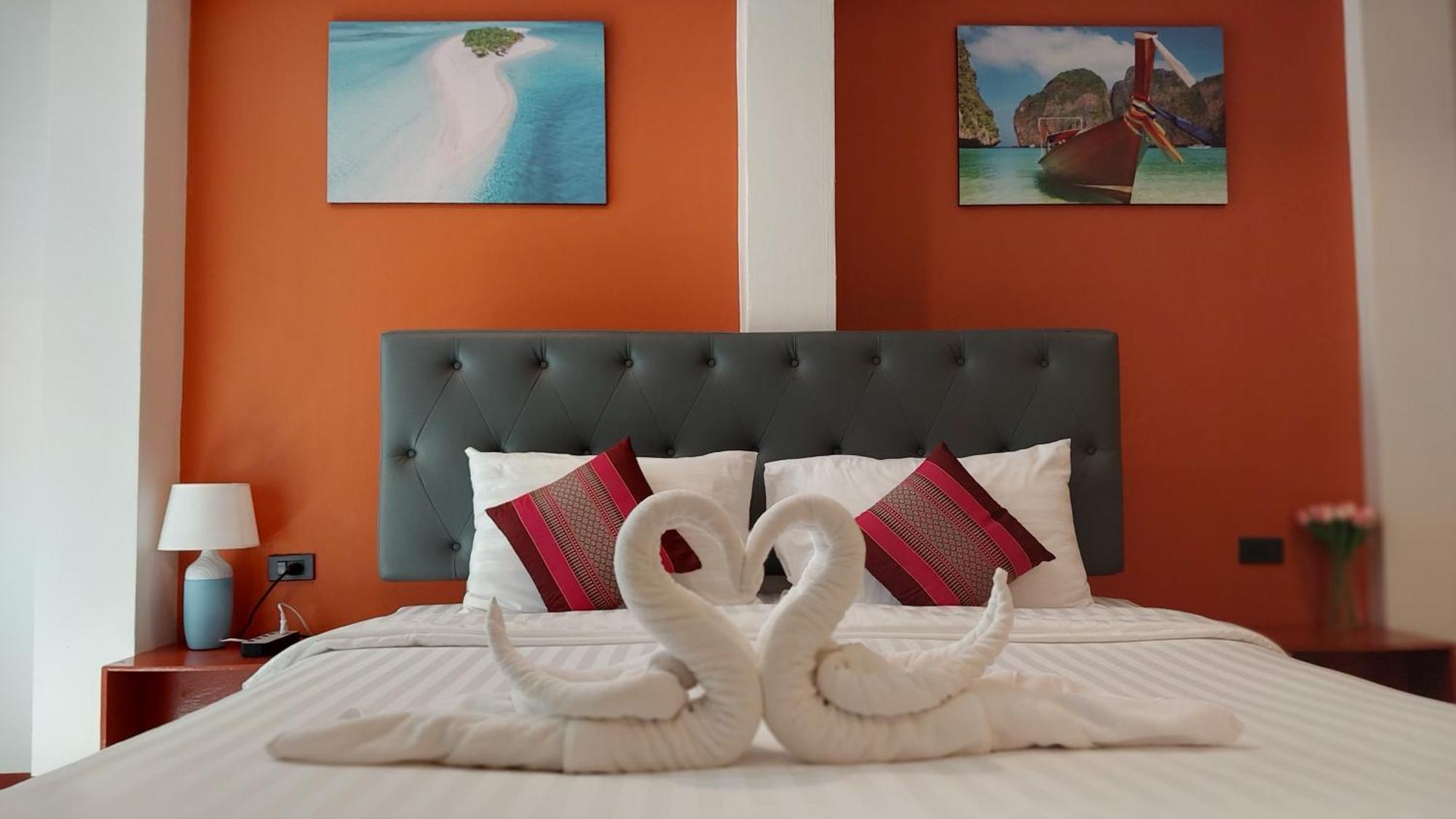 Хостел Benetti House Patong Экстерьер фото